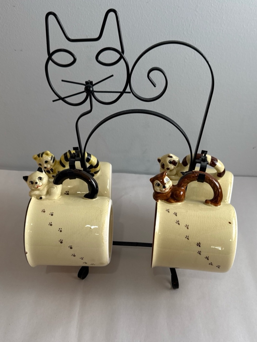 Vintage Cat Shaped Wire Rack with 4 Coffee Cups With Cat Handles Vintage